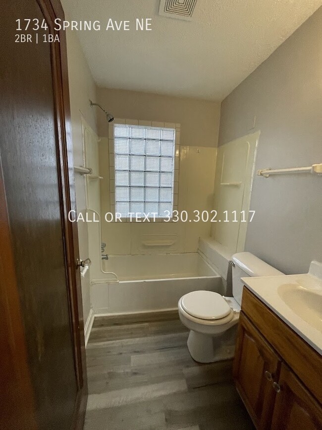 Building Photo - Two bedroom one bathroom townhouse for rent