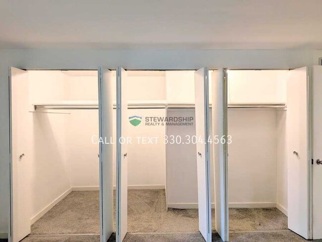 Building Photo - 372 Oak Mnr Ave NE