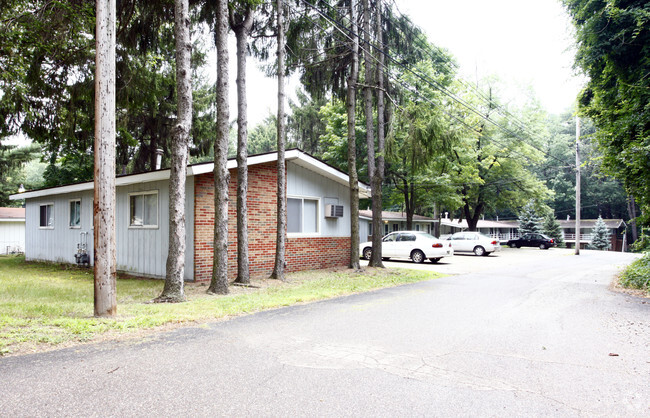 Primary Photo - Pine Pointe Apartments