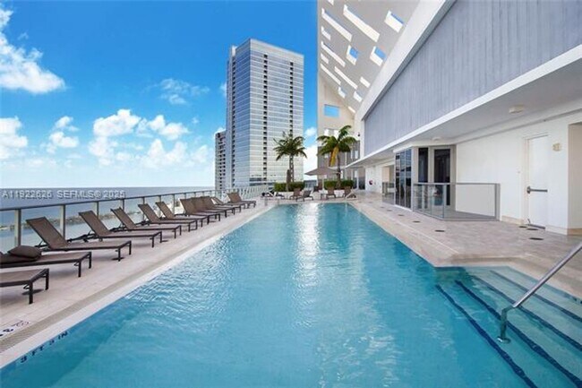 Building Photo - 1300 Brickell Bay Dr