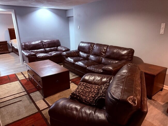 Building Photo - 10 Lawrence Rd