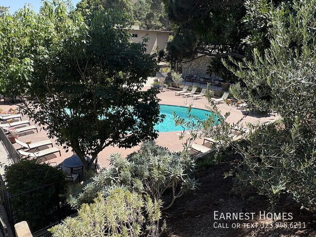 Building Photo - 6752 Hillpark Dr