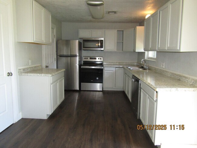 Building Photo - Lovely 3 bedroom 1 1/2 bath Pet friendly h...