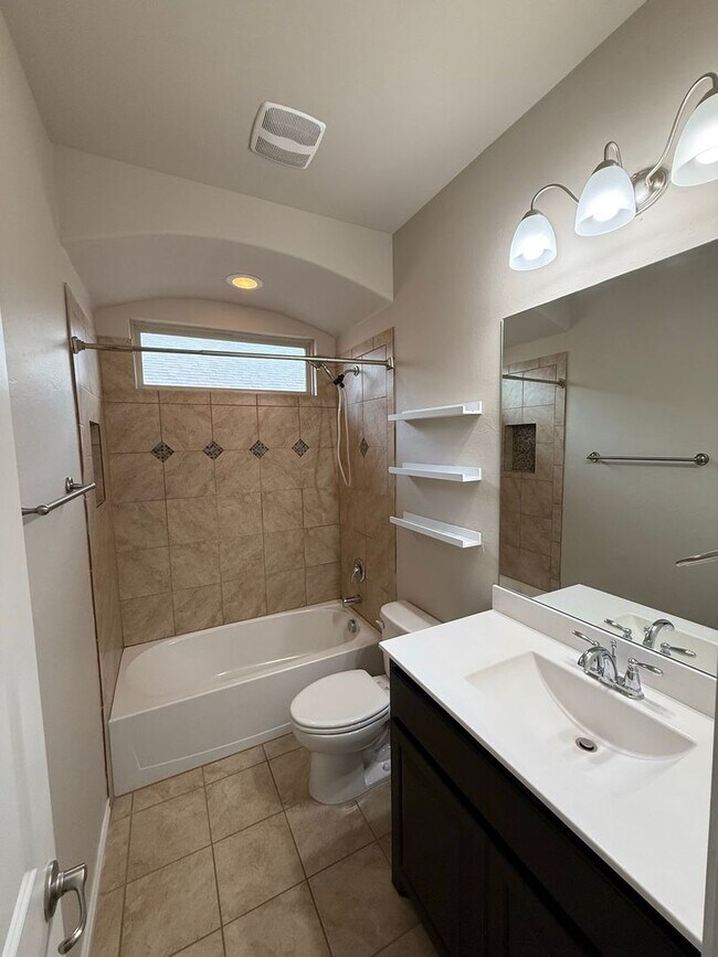 Building Photo - Beautiful 4 Bedroom Home in Mustang Schools