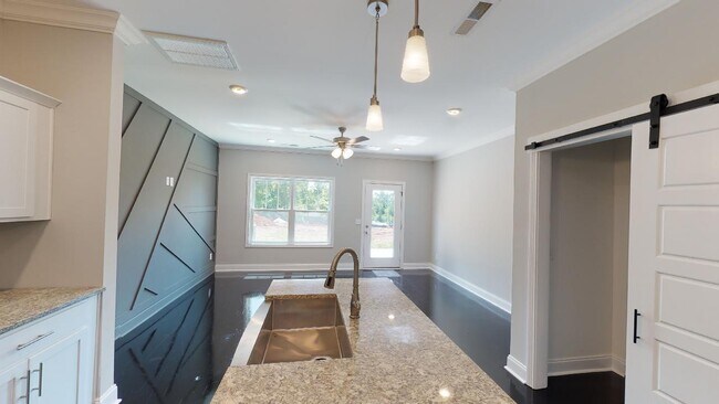 Building Photo - 155 W Rossview Rd