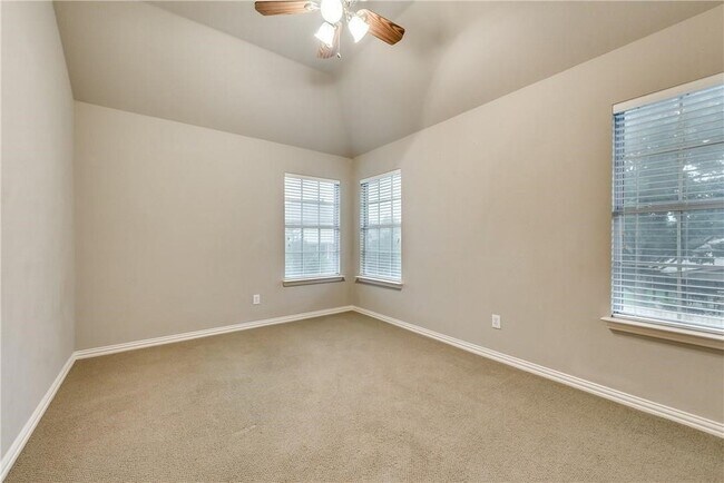 Building Photo - 2016 Deer Path Ct