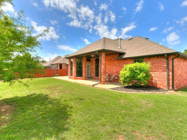 Building Photo - Stunning Coffee Creek Home