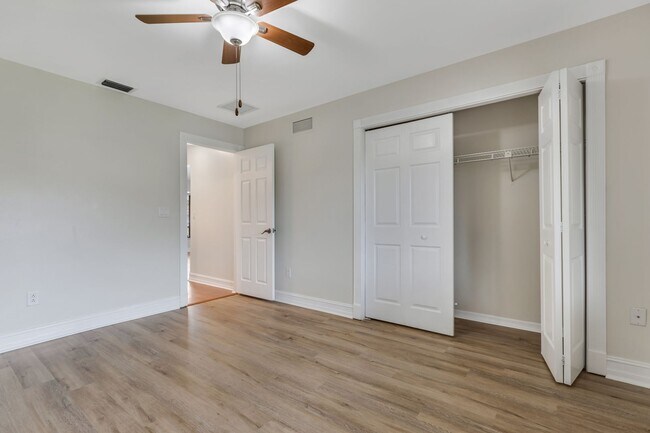 Building Photo - ** GOLDEN GATE CITY ** 3 BED + DEN / 2 BAT...