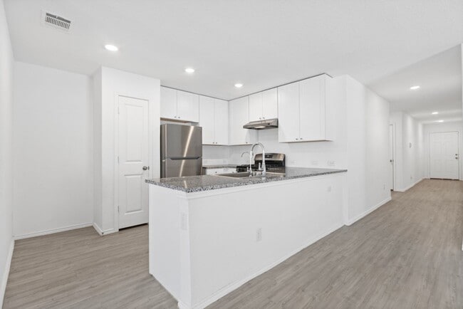 Building Photo - Charming Home Awaits: Spacious & in a Prime Location