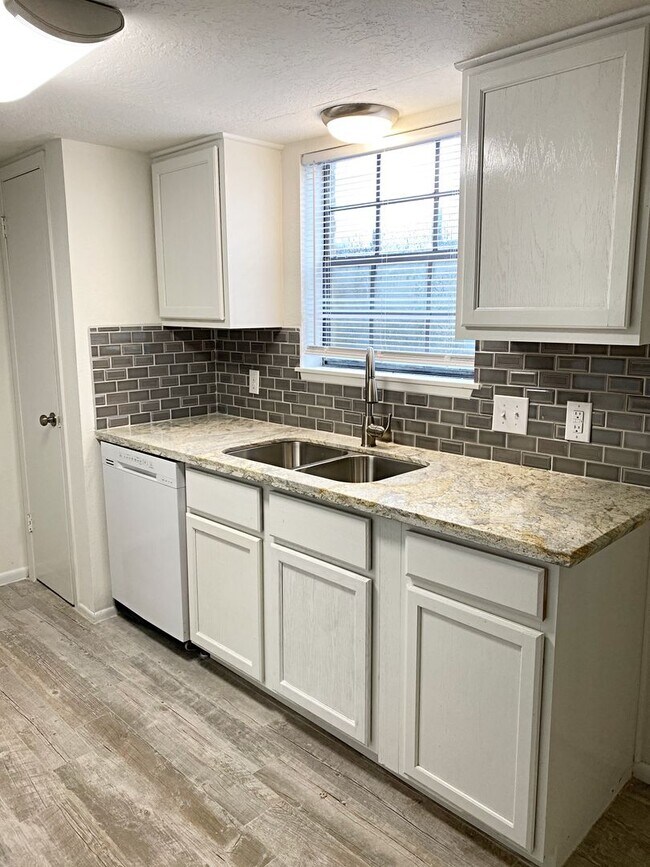 Building Photo - 2700 N 16th St