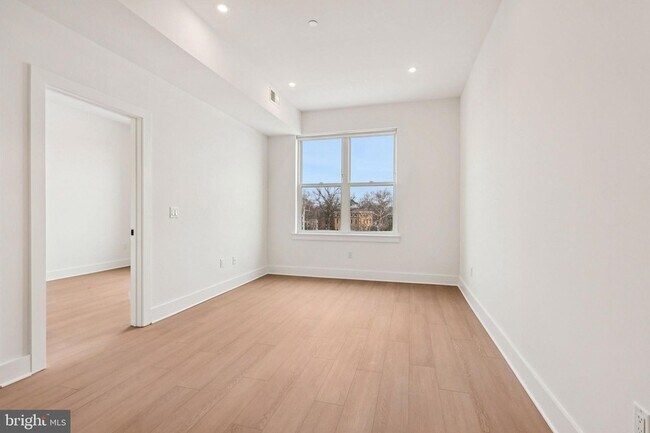 Building Photo - 30 W Allens Ln