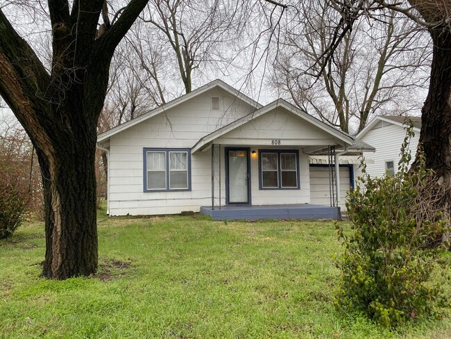 Building Photo - Darling Home Near West 7th street Walmart