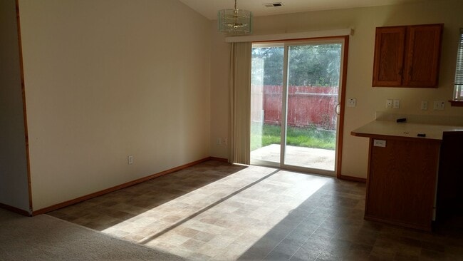 Building Photo - 3 Bed/2 Bath in Heartland