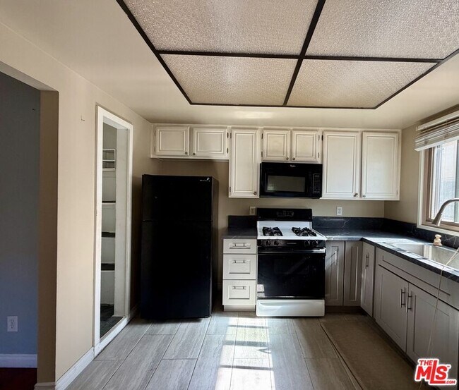 Building Photo - 6716 Clybourn Ave