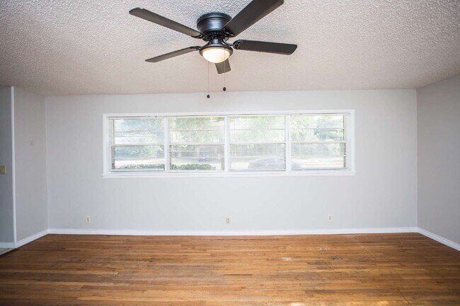 Building Photo - "Spacious 5-Bed Oasis with Granite Elegance & Hardwood Charm in Lubbock!"