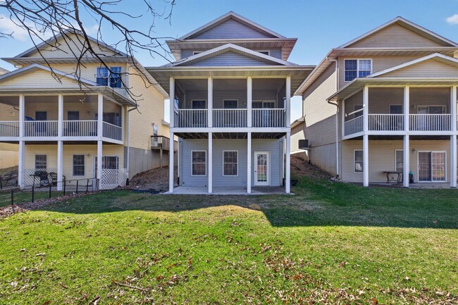 Building Photo - 3 Bedroom 3.5 bath