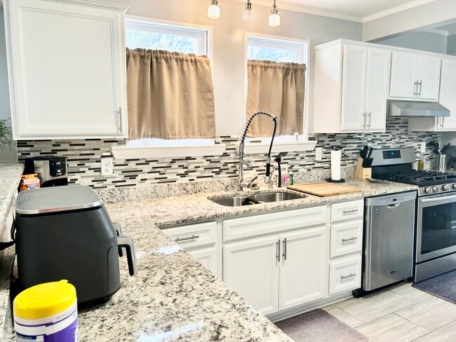 Building Photo - 5057 Blackburn St