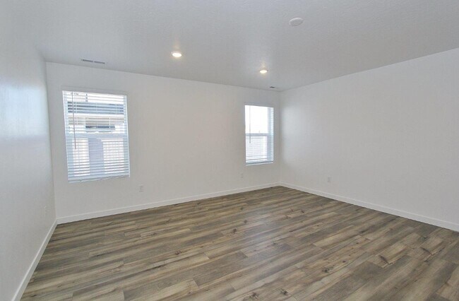 Building Photo - Immaculate Single-Level Home