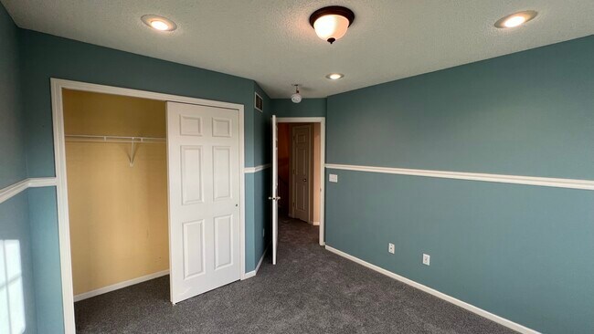 Building Photo - 7866 Old Carriage Ct