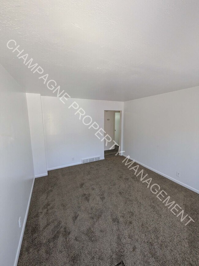 Building Photo - 701/703 Deweese St