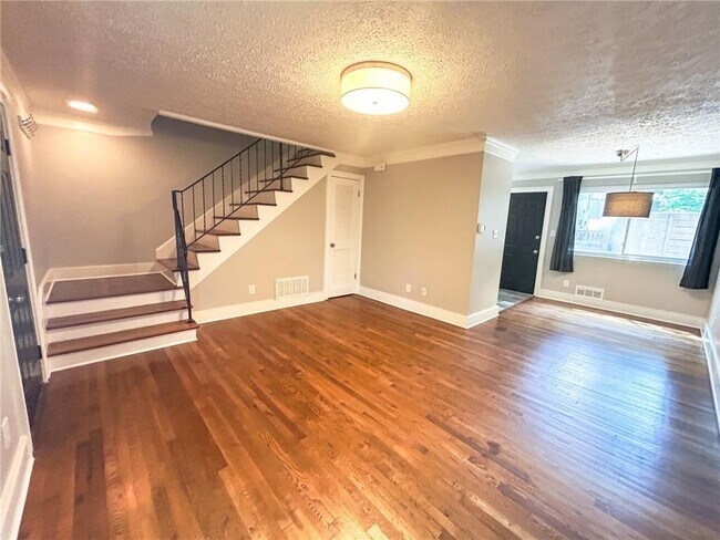 Building Photo - 411 10th St NE