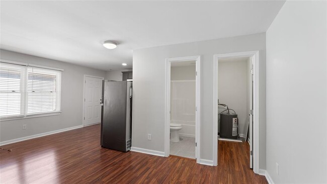 Building Photo - 1513 W 22nd St
