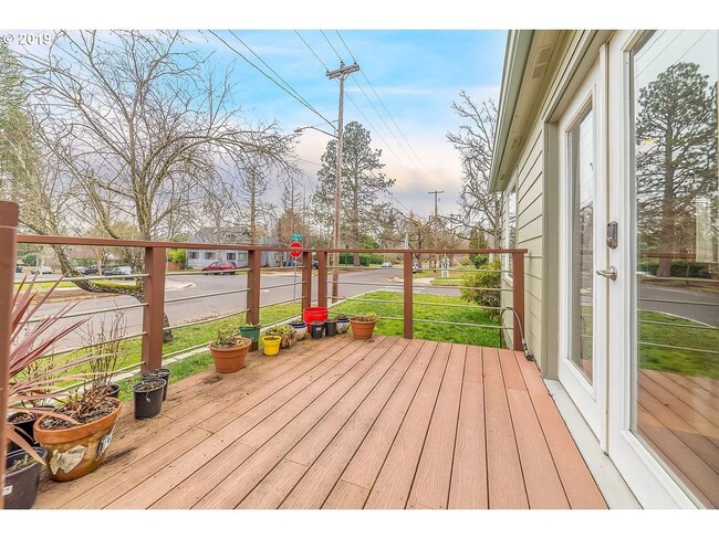 Building Photo - Charming 4-Bedroom Home Near UO Campus – Spacious, & Well-Maintained