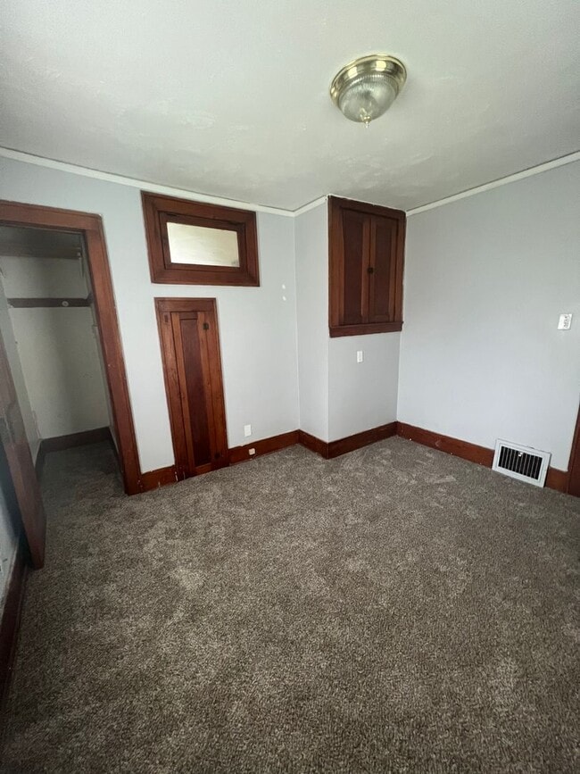 Building Photo - 2 bed 1 bath house $995