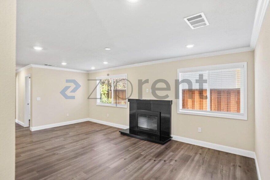 Building Photo - Unit