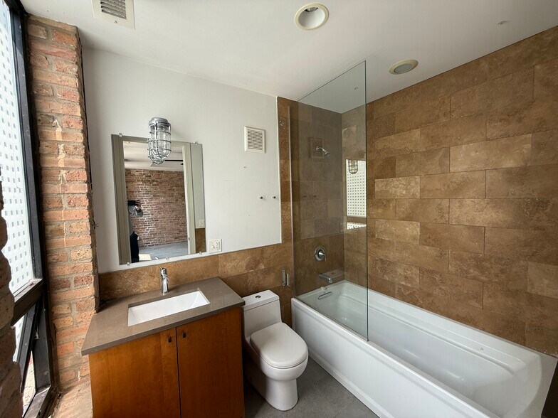 Building Photo - 1514 W 18th Pl