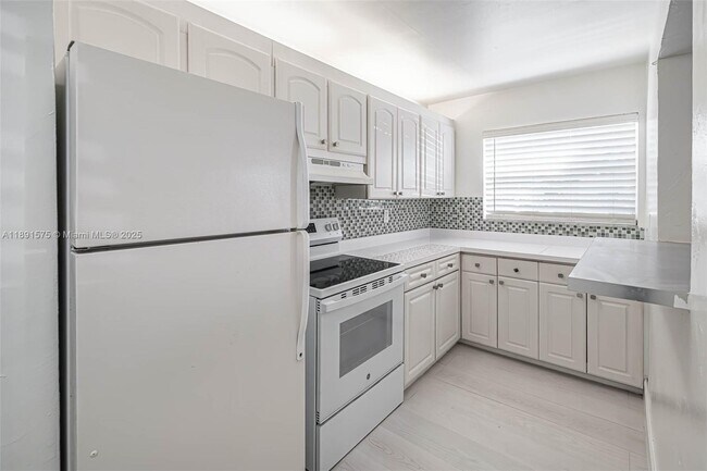 Building Photo - 2025 Miami Rd