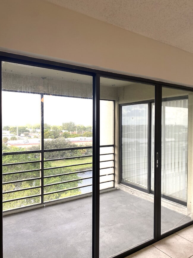 Building Photo - Cypress Bend Top Floor Private Corner 2/2 Available Now!