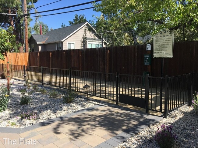 Building Photo - 2280 Latham St