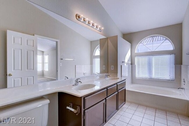 Building Photo - Ready for a BIG house - for little rent in the Heart of GREEN VALLEY.