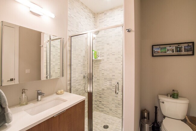 Building Photo - Two Bed Fishtown Townhouse