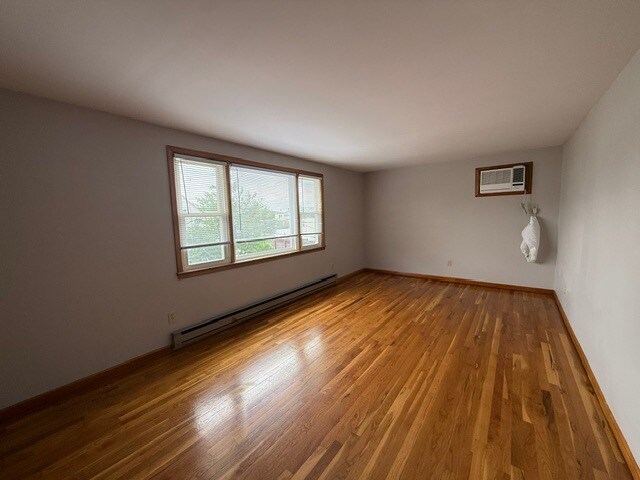 Building Photo - 537 Davis Ave