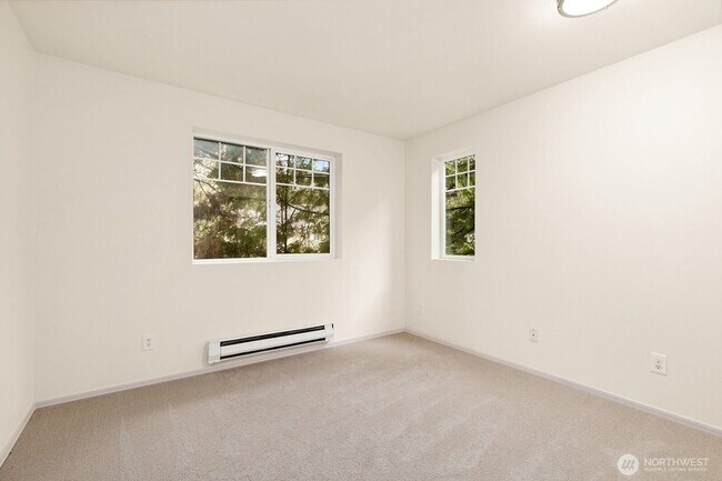 Building Photo - Beautiful 3 Bedroom 2 Bath Condo Newport Way Issaquah