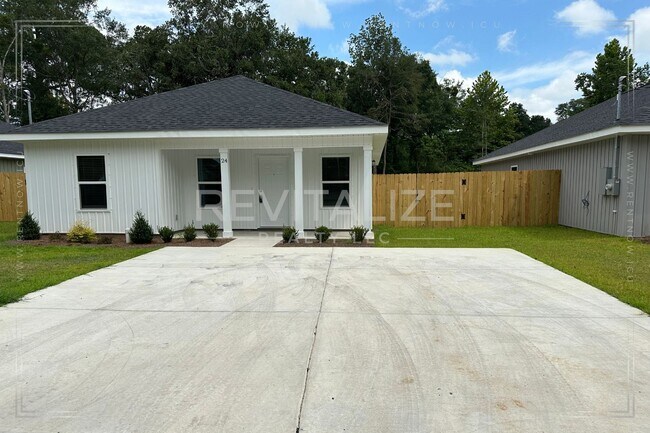 Building Photo - **OPEN HOUSE 08/17 1-3PM** 4 Bed/2 Bath Ho...