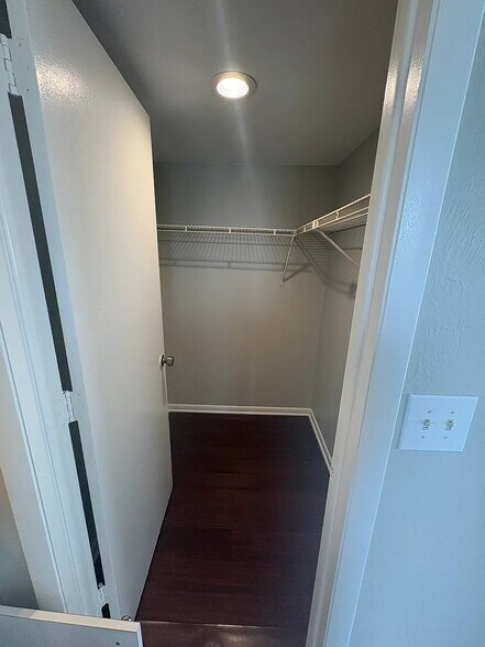 Building Photo - 706 SE 13th Ct