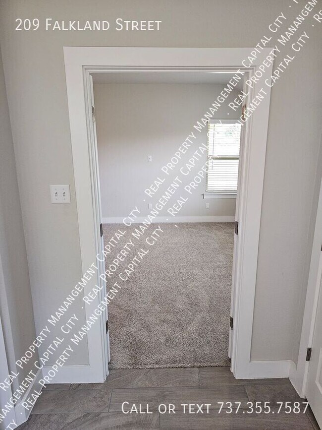 Building Photo - 209 Falkland St
