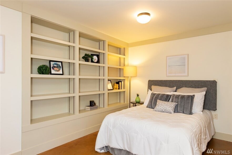 Bedroom - 911 W Howe St