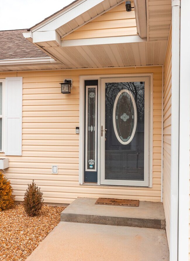 Building Photo - 3bd/2ba home available in November