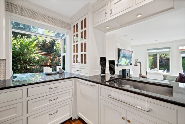 Building Photo - 4Bd/4.5Ba Medina House