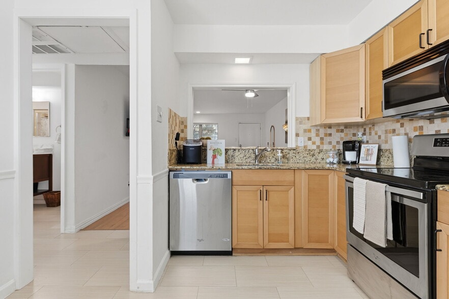 Building Photo - 5057 Les Chateaux Dr