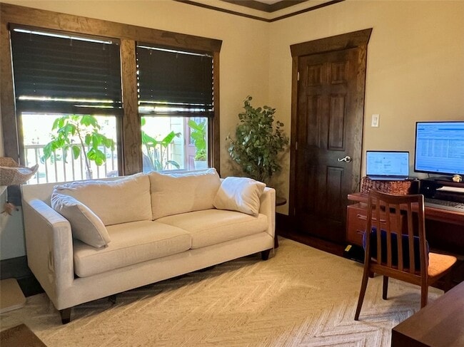 Building Photo - 1021 Louise St