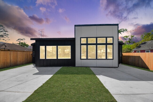 Building Photo - 8106 Locksley Rd