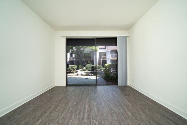 Building Photo - Remodeled, ground level, 1 bedroom, 1 bath condo in Lakeside Garden Grove Community
