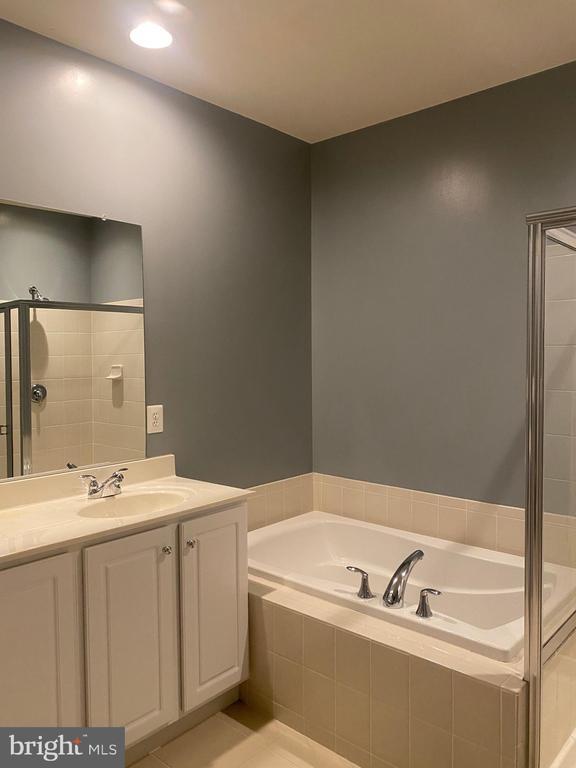 Building Photo - 8049 Crescent Park Dr