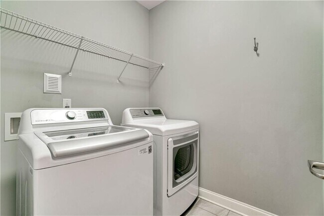 Building Photo - 633 Leland Pkwy