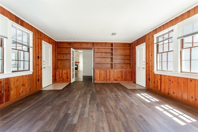 Building Photo - 9025 San Fernando Way